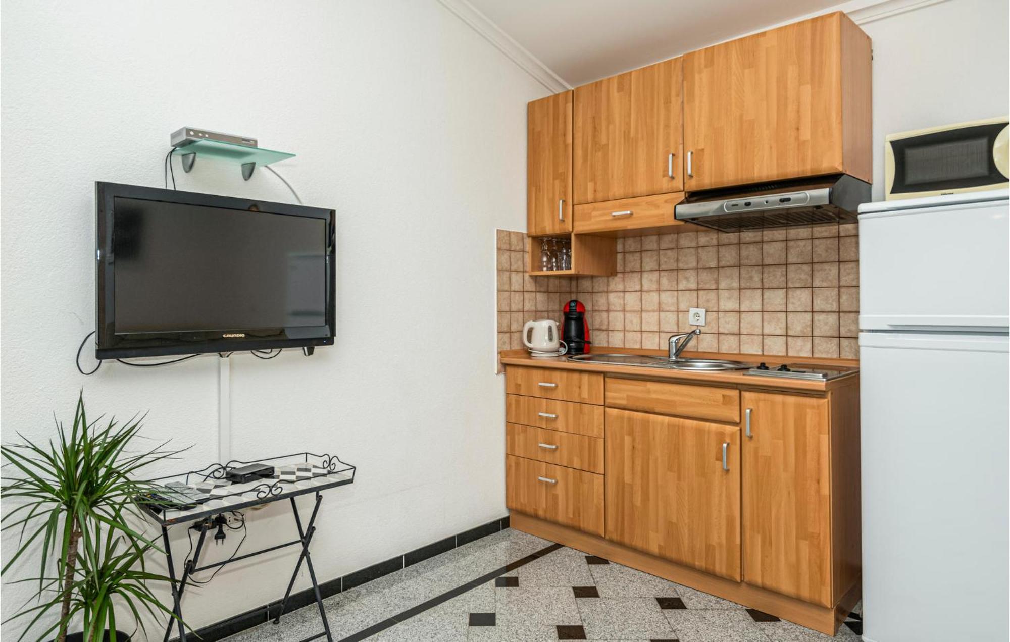 1 Bedroom Stunning Apartment In Makarska Exterior photo