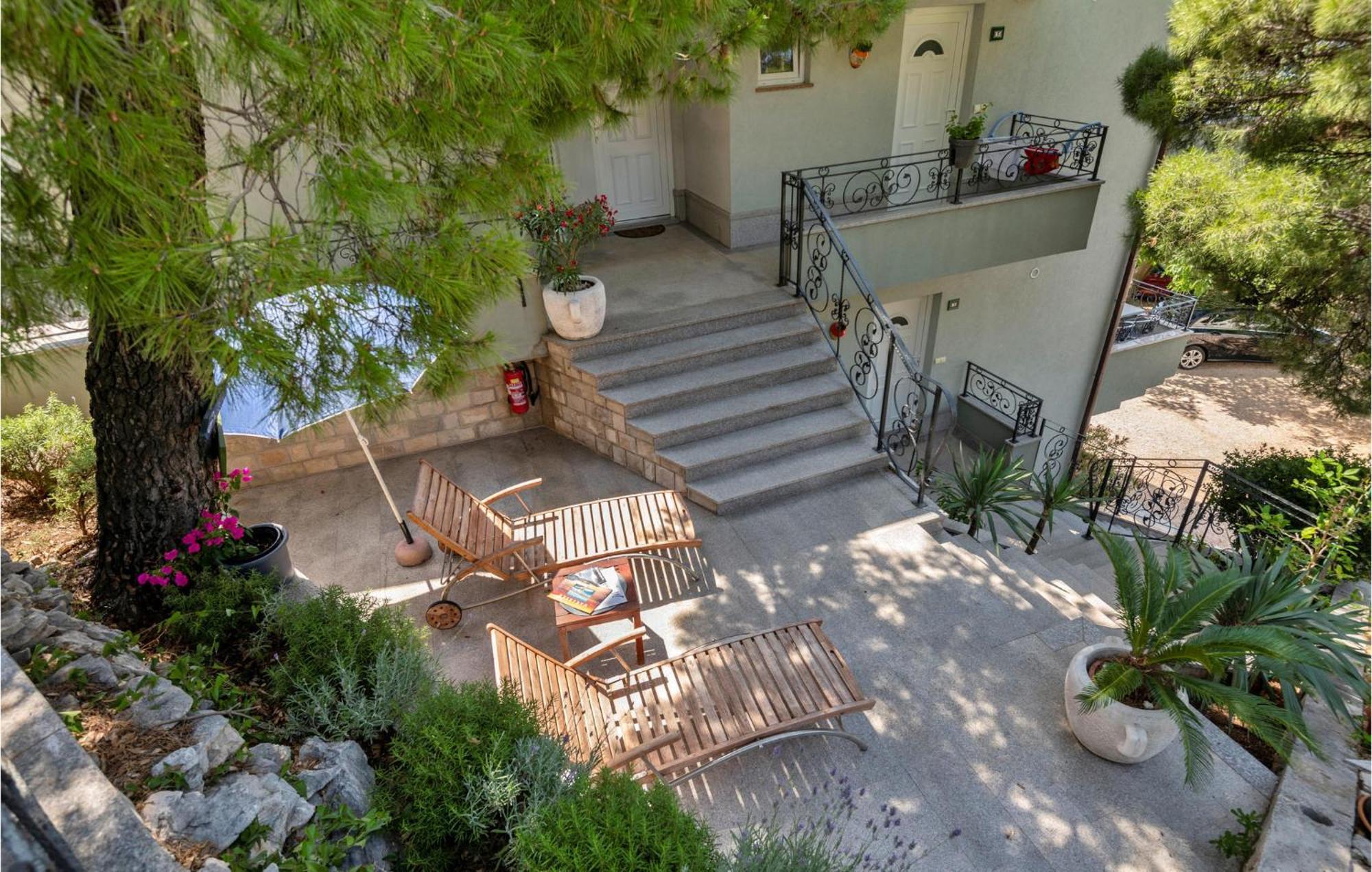 1 Bedroom Stunning Apartment In Makarska Exterior photo