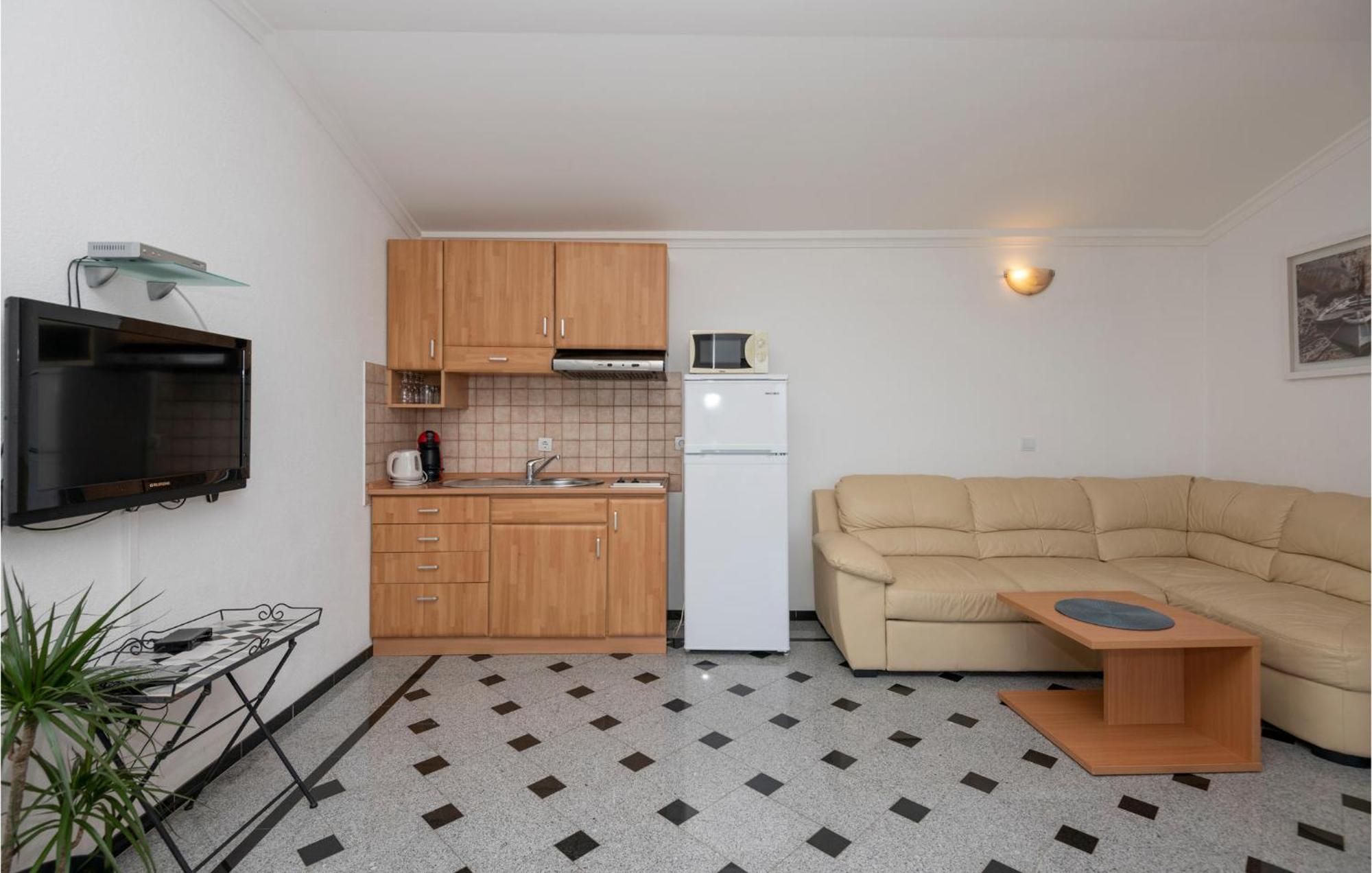 1 Bedroom Stunning Apartment In Makarska Exterior photo