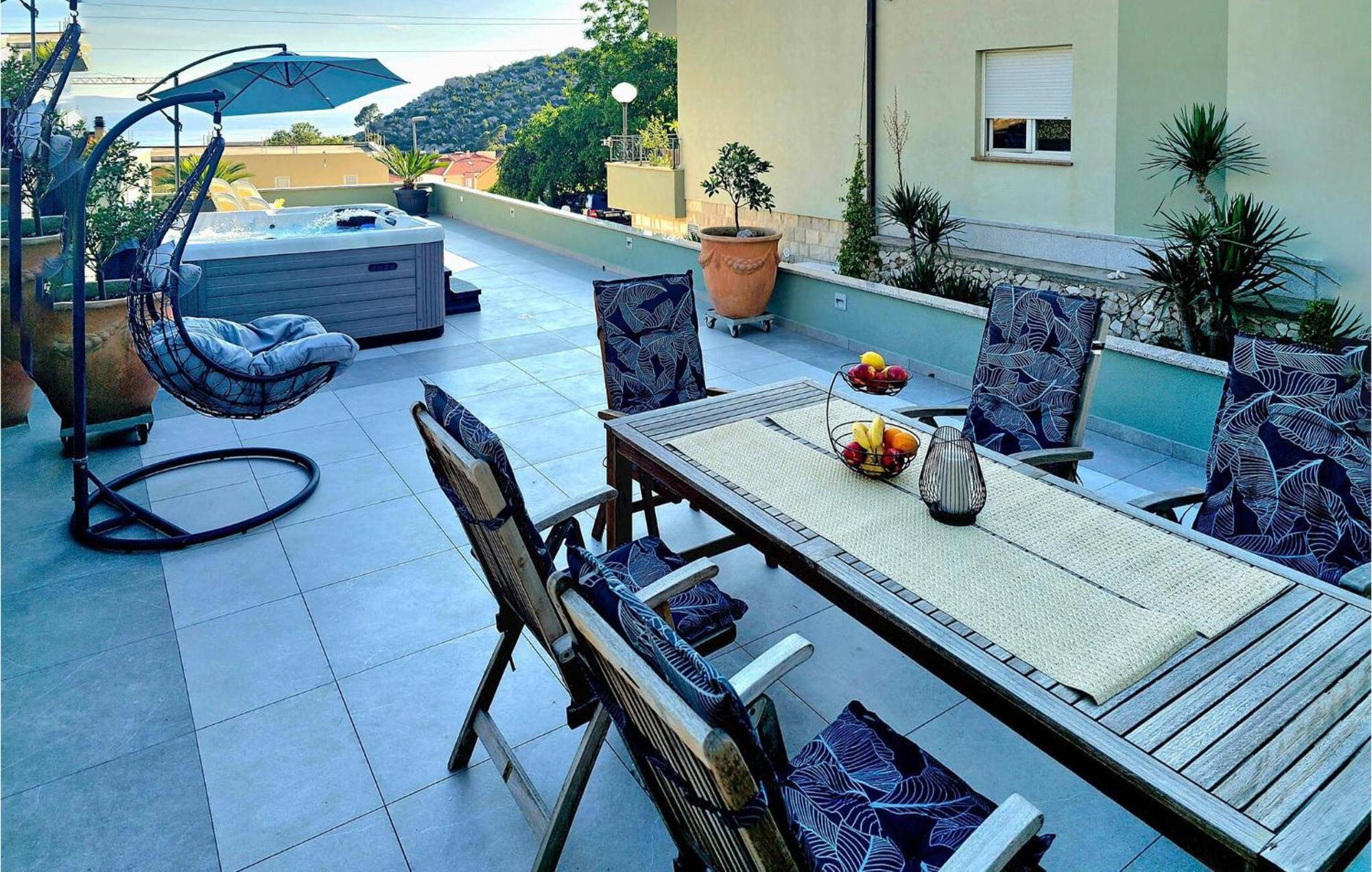 1 Bedroom Stunning Apartment In Makarska Exterior photo